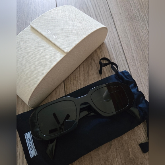 Prada Eyewear Runway Oversize-Frame Sunglasses - Picture 3 of 9